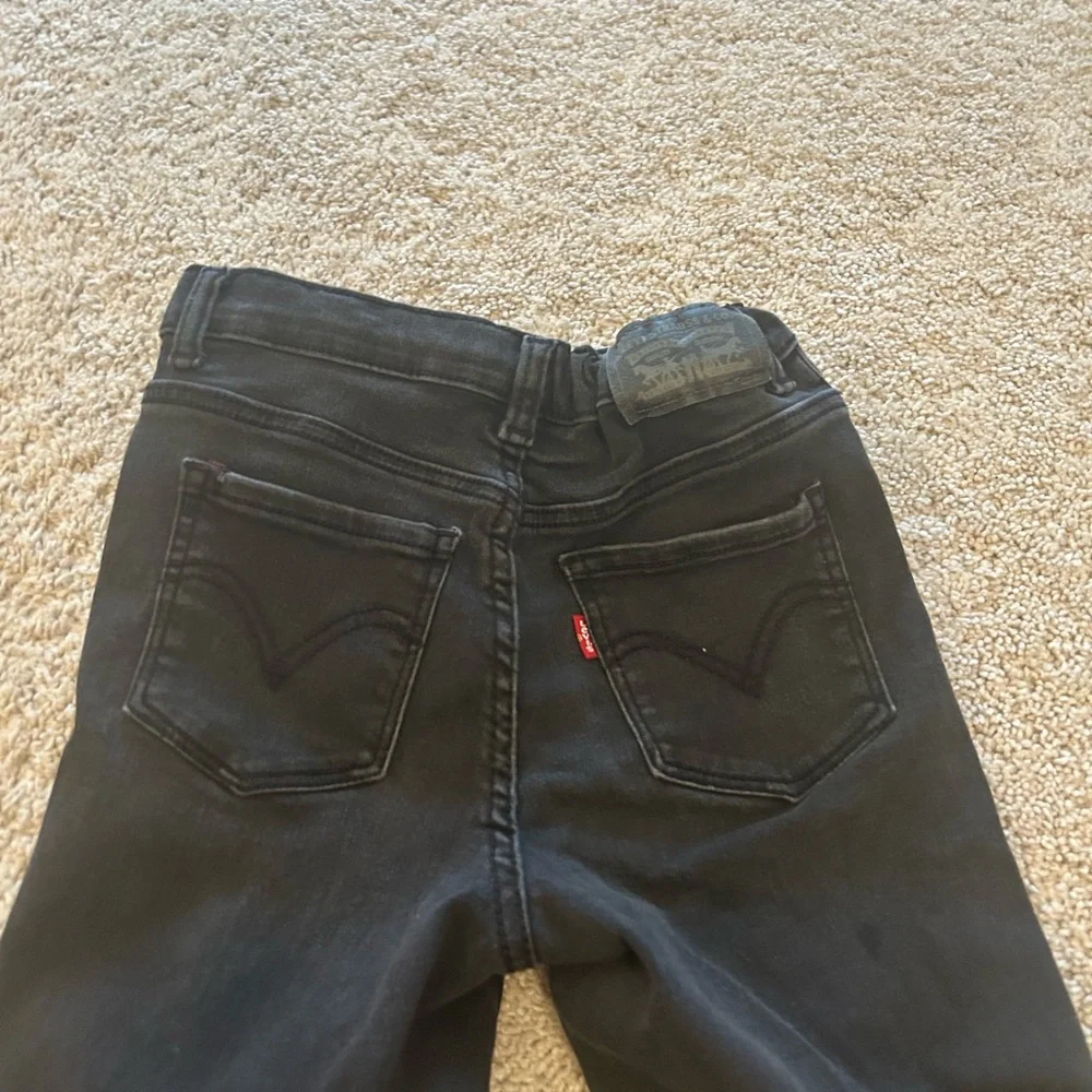 Girls Levi’s distressed jeans black denim in size 10